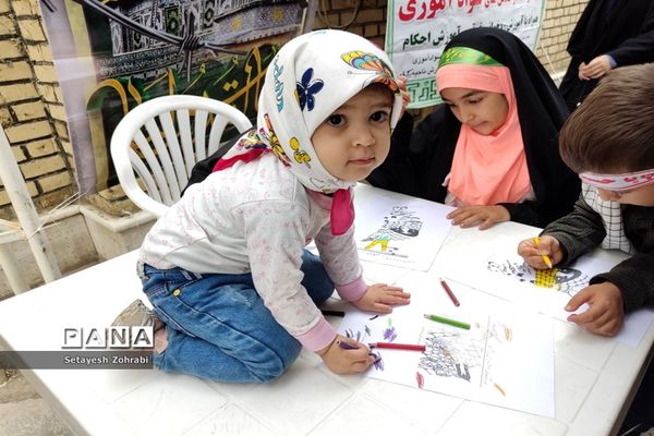 برپایی غرفه همگام با کودکان مظلوم فلسطین در قم