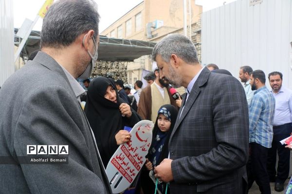 برپایی غرفه همگام با کودکان مظلوم فلسطین در قم