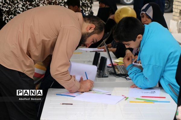 برپایی غرفه همگام با کودکان مظلوم فلسطین در قم