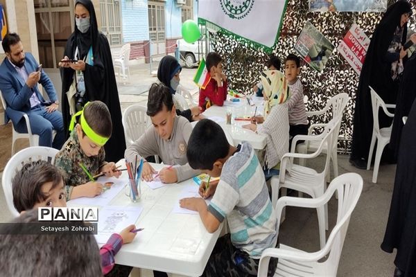 برپایی غرفه همگام با کودکان مظلوم فلسطین در قم