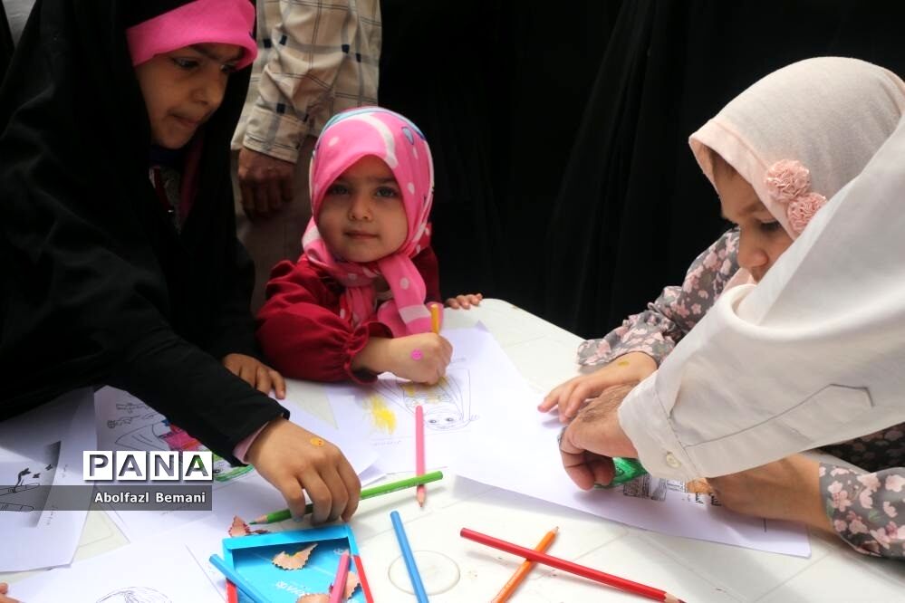 برپایی غرفه همگام با کودکان مظلوم فلسطین در قم