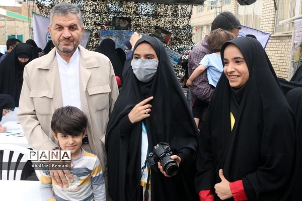 برپایی غرفه همگام با کودکان مظلوم فلسطین در قم