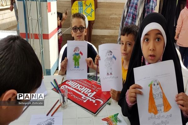 برپایی غرفه همگام با کودکان مظلوم فلسطین در قم