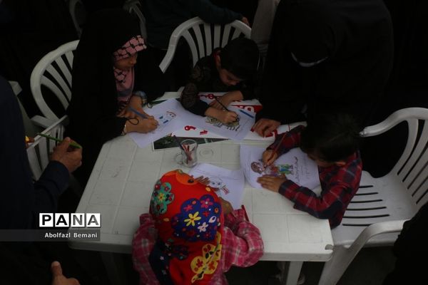 برپایی غرفه همگام با کودکان مظلوم فلسطین در قم