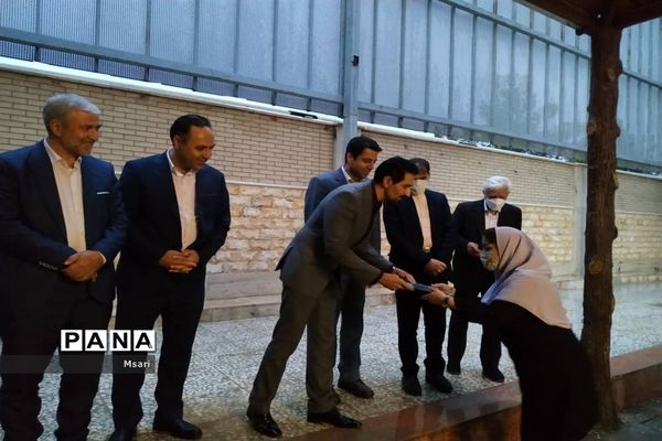 مراسم تجلیل از مقام معلم در شهرستان شاهین‌شهر