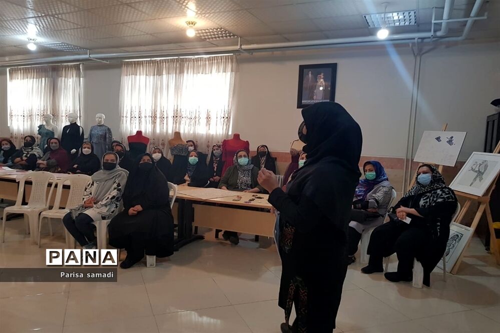 نمایشگاه هفته مشاغل در هنرستان فاطمه تعلیمی منطقه ۱۳