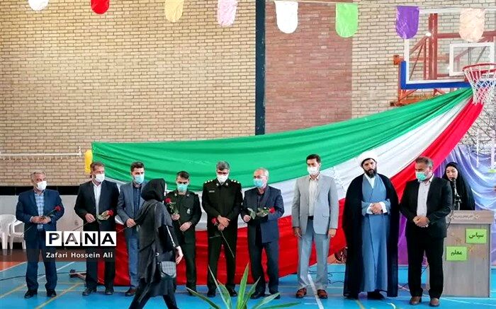 احترام گذاشتن به معلم باعث افزایش برکت در عمر انسان می‌شود