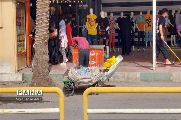 کارگران مشغول کارند