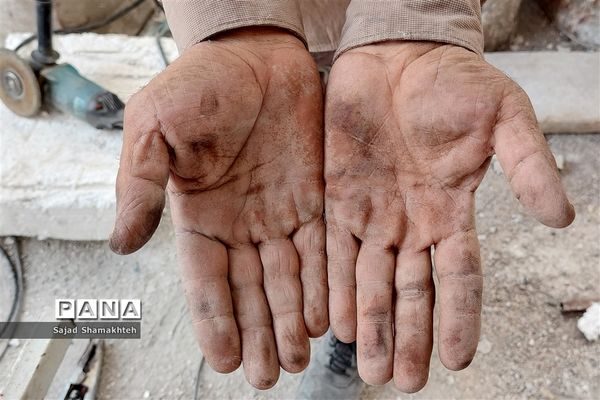 کارگران مشغول کارند