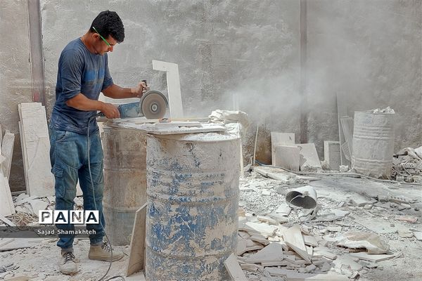 کارگران مشغول کارند