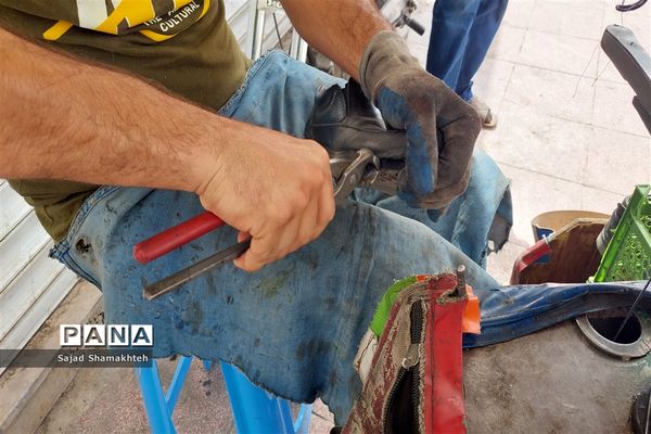 کارگران مشغول کارند