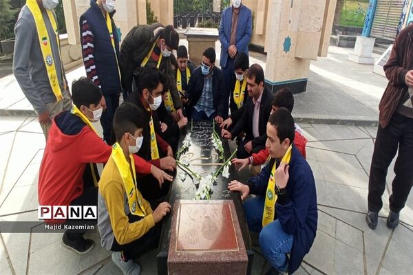 غبار روبی مزار شهدا به‌مناسبت هفته گرامیداشت مقام معلم