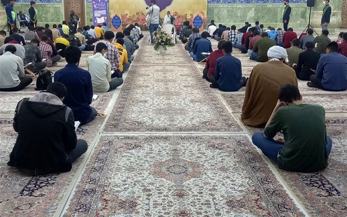 حضور دانش‌آموزان دبیرستان شهید فهمیده قم در آیین ترتیل‌خوانی