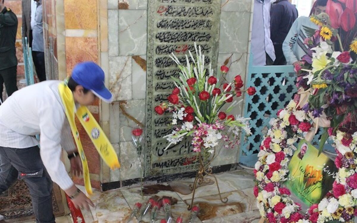 گلباران مزار شهید مطهری با حضور دانش‌آموزان پیشتاز در قم