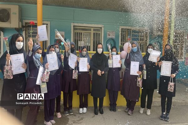 تجلیل از دانش‌آموزان ممتاز علمی، فرهنگی و هنری دبیرستان وحدت ناحیه یک اهواز