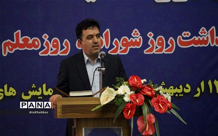 معلمان، پیامبران معاصر هستند