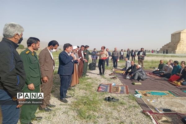 برپایی نماز عید فطر در کنار آرامگاه کوروش