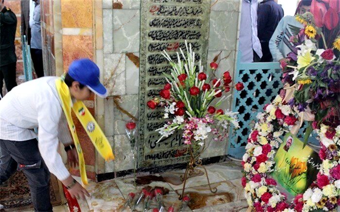 گلباران مزار شهید آیت‌الله مطهری در آیین بزرگداشت مقام معلم