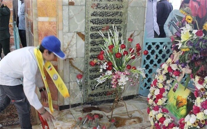 گلباران مزار شهید آیت‌الله مطهری در آیین بزرگداشت مقام معلم
