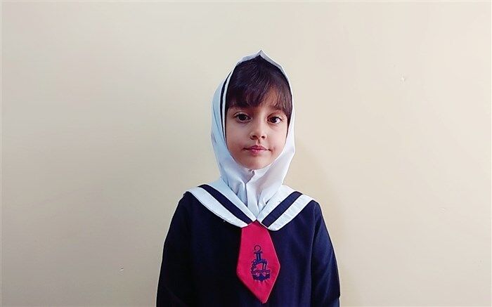 من معلمم را دوست دارم چون مثل فرشته‌هاست