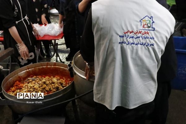 پخش غذای گرم برای افراد کارتن خواب در شهرری