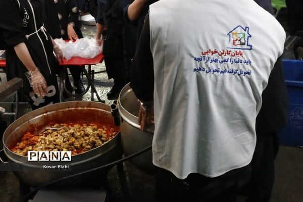پخش غذای گرم برای افراد کارتن خواب در شهرری