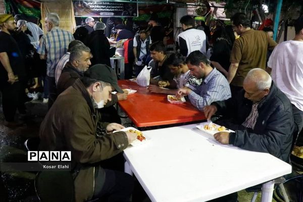 پخش غذای گرم برای افراد کارتن خواب در شهرری