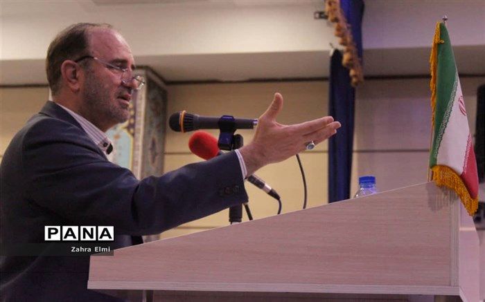 آموزش و ارتقای سواد فضای مجازی باید در اولویت باشد