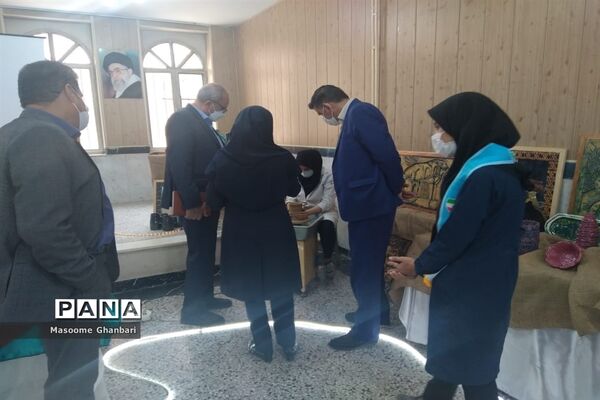 بازدید مدیرکل شهرستان‌های استان تهران از نمایشگاه هنری در هنرستان آیت‌الله صدر