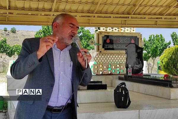 مراسم غبارروبی و عطرافشانی گلزار شهدای مدافع حرم بوستان خورشید به‌مناسبت هفته معلم