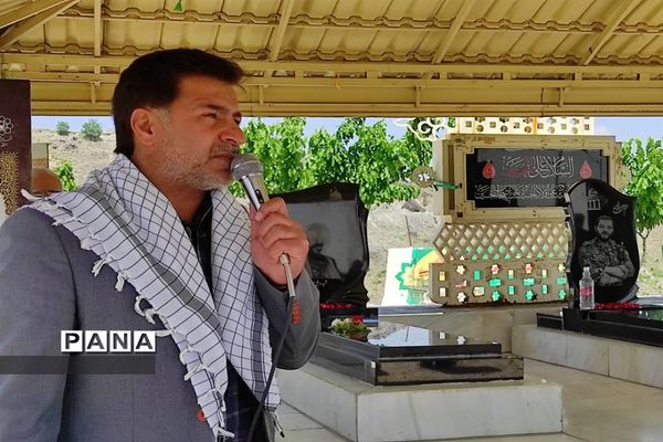 مراسم غبارروبی و عطرافشانی گلزار شهدای مدافع حرم بوستان خورشید به‌مناسبت هفته معلم