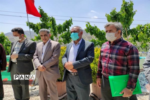 مراسم غبارروبی و عطرافشانی گلزار شهدای مدافع حرم بوستان خورشید به‌مناسبت هفته معلم