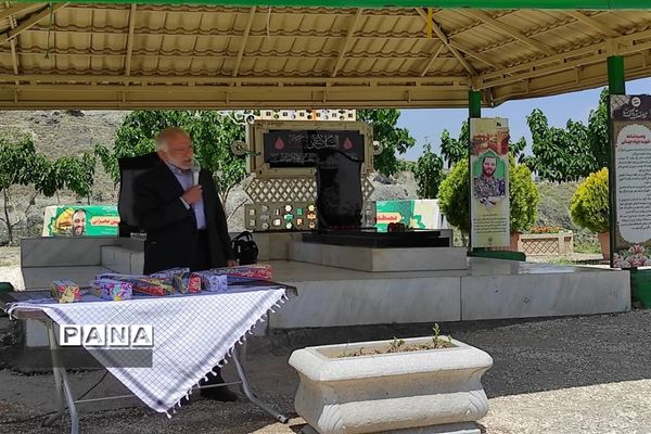 مراسم غبارروبی و عطرافشانی گلزار شهدای مدافع حرم بوستان خورشید به‌مناسبت هفته معلم