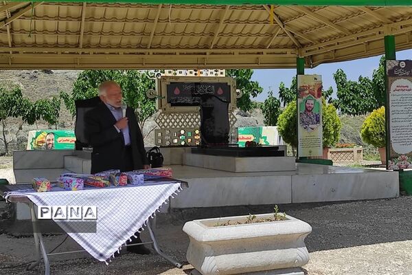 مراسم غبارروبی و عطرافشانی گلزار شهدای مدافع حرم بوستان خورشید به‌مناسبت هفته معلم