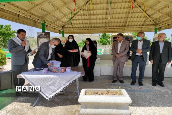 مراسم غبارروبی و عطرافشانی گلزار شهدای مدافع حرم بوستان خورشید به‌مناسبت هفته معلم