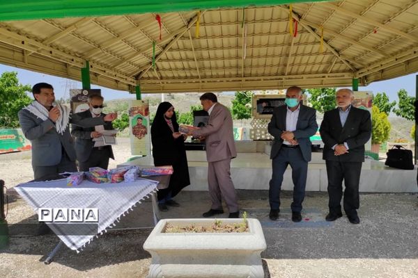 مراسم غبارروبی و عطرافشانی گلزار شهدای مدافع حرم بوستان خورشید به‌مناسبت هفته معلم