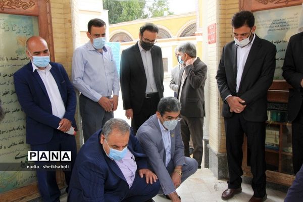 عطرافشانی گلزار شهدای بوشهر در هفته بزرگداشت مقام معلم