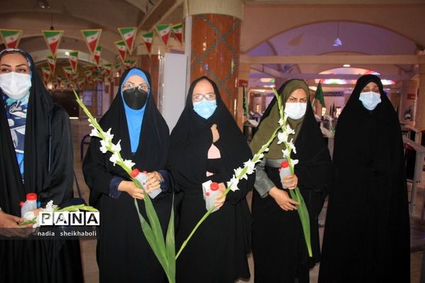 عطرافشانی گلزار شهدای بوشهر در هفته بزرگداشت مقام معلم