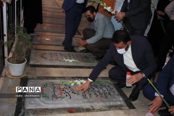 عطرافشانی گلزار شهدای بوشهر در هفته بزرگداشت مقام معلم