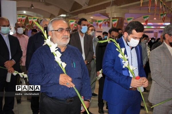 عطرافشانی گلزار شهدای بوشهر در هفته بزرگداشت مقام معلم