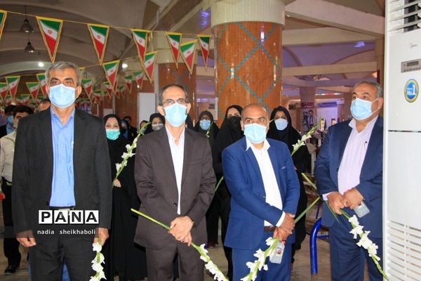 عطرافشانی گلزار شهدای بوشهر در هفته بزرگداشت مقام معلم