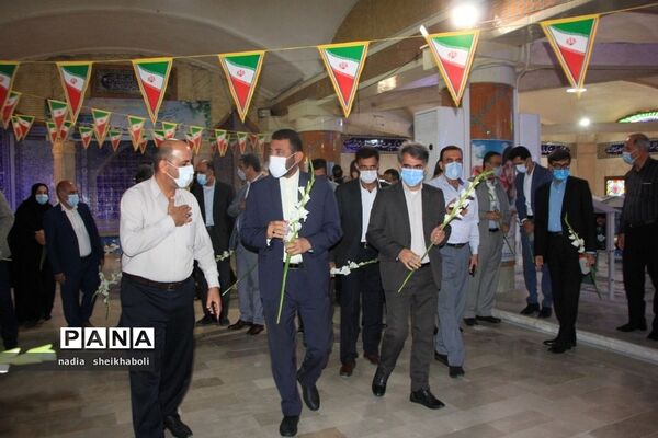 عطرافشانی گلزار شهدای بوشهر در هفته بزرگداشت مقام معلم