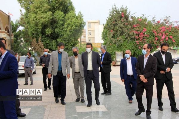 عطرافشانی گلزار شهدای بوشهر در هفته بزرگداشت مقام معلم