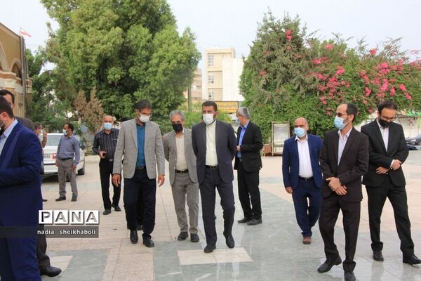 عطرافشانی گلزار شهدای بوشهر در هفته بزرگداشت مقام معلم