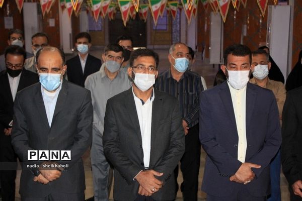 عطرافشانی گلزار شهدای بوشهر در هفته بزرگداشت مقام معلم