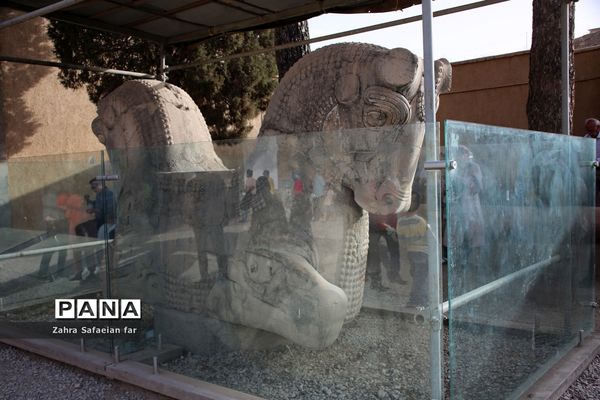 بازدید گردشگران از تخت جمشید در روز شیراز