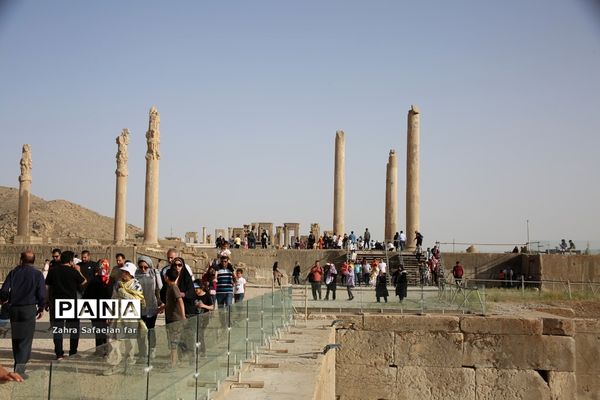بازدید گردشگران از تخت جمشید در روز شیراز