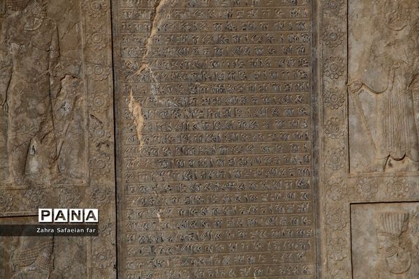 بازدید گردشگران از تخت جمشید در روز شیراز