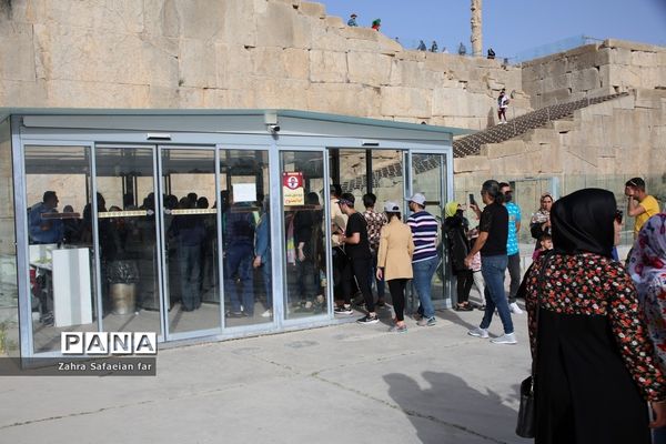 بازدید گردشگران از تخت جمشید در روز شیراز