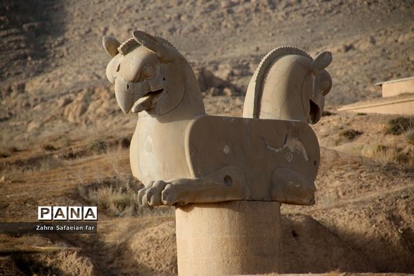 بازدید گردشگران از تخت جمشید در روز شیراز